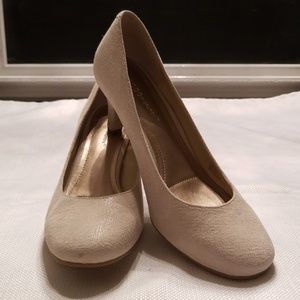BCBGeneration taupe suede pump. Size 8.5